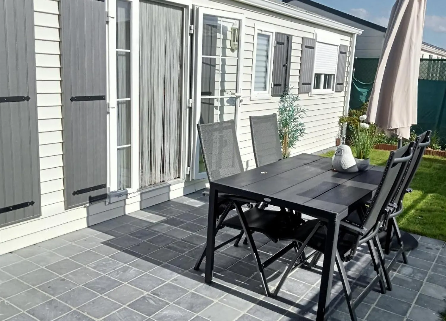 Superdeluxe Stacaravan Met Eigen Tuin En Parkeerplaats Nr 20 Bredene 0*,